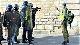 Un homme avec un béret ONU demande à un policier de baisser son arme  Gilets jaunes  9 févr 2019 [upl. by Darlleen725]