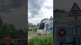 citadis Dualis  tramtrain au PN 6 de la ligne dEsbly à CrécylaChapelle alstom [upl. by Pazia]