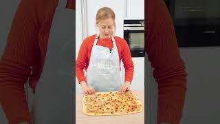 Rosinenschnecken  Hefeschnecken mit Rosinen Zimt und Zuckerguss 😋  Einfach Backen [upl. by Harlin]