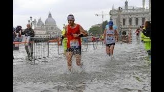 La maratona di Venezia si è “corsa” con lacqua a 120 centimetri [upl. by Asiralc]