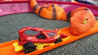 Track Time Villains of the Snake Pit using Serpents Revenge Hot Wheels Track Set Pieces [upl. by Adnohsirk]