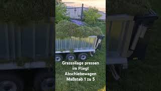 Fendt 1050 Vario mit Fliegl Abschiebewagen ASW 391 im Maßstab 1 zu 5 beim Pressen der Grasssilage [upl. by Franza]