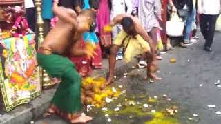 Rituel des noix de coco  Fête de Ganesh quartier La Chapelle 31082014 [upl. by Hilaria]