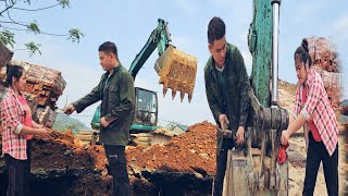 The driver hired a girl to help repair the oil leak excavator the excavator dug the foundation [upl. by Dorise]