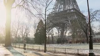 Neve in Francia imbiancati i monumenti di Parigi [upl. by Mungo]