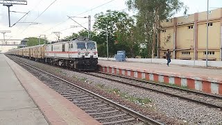 Rare spotting  Lallaguda WAP7 hauled 17226  SSS Hubballi  Narsapur Amaravati Express at Ballari [upl. by Bekah]