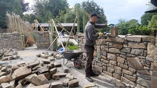 Réaliser un mur en pierre maçonnée   Maçonnerie traditionnelle [upl. by Ahseiyn]