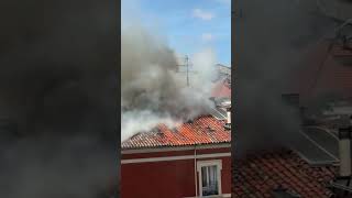 Las llamas devoran la parte alta de un edificio en pleno centro de Burgos [upl. by Airdnek]