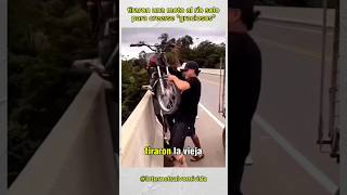 Tiraron una moto al río solo para creerse quotgraciososquot curios shorts sabiasque [upl. by Licha]