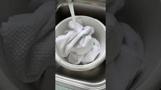 Witte kleding wassen Dit is de beste manier 🤍 vlekkeloos wassen youtubeshorts lifehacktricks [upl. by Poler]