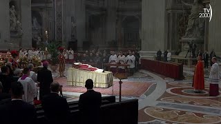 Benedetto XVI traslazione e rito arrivo salma del Papa emerito nella Basilica vaticana [upl. by Crista570]