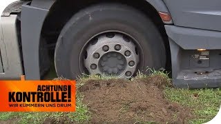 LKW auf AutobahnParkplatz fest gefahren  Der ADAC hilft  Achtung Kontrolle  kabel eins [upl. by Locklin426]