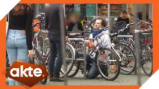 Würden Sie einschreiten Wir machen den Fahrraddieb  Test  Akte  SAT1 [upl. by Riebling]