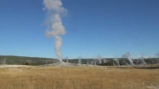 Geysir Old Faithful dampft im Yellowstone Nationalpark [upl. by Jotham757]