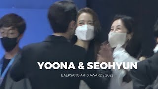 Fancam Yoona amp Seohyun At Baeksang Arts Awards 2022 l 경호 배우 반가운 소녀시대 윤아 amp 서현 백상예술대상 2022 [upl. by Nibram]