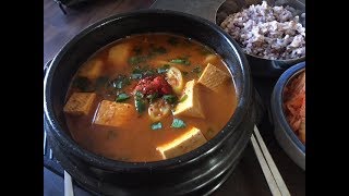 Kuchnia koreańskadoenjang jjigae z wołowiną [upl. by Malone]