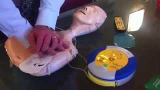 Come utilizzare un defibrillatore lo spiega il Dott Cecchini 1 [upl. by Lynn]