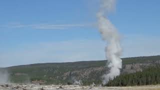 Geysir dampft im Yellowstone Nationalpark [upl. by Davita]