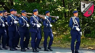 Es ist so schön Soldat zu sein Rosemarie 8Wachbataillon der Bundeswehr singt ein Soldatenlied [upl. by Ahseinet873]