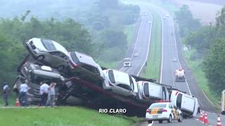 Motorista perde controle e tomba caminhão cegonha [upl. by Suzanne332]