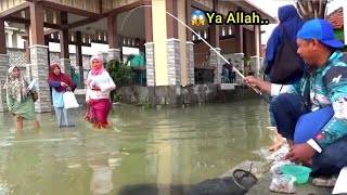 Mancing di jalan banjir Strike depan kaki buat ibu² ini kaget dapat sebanyak ini [upl. by Hevak117]