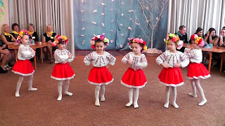 Ukrainian dance in kindergarten ☆ Кращий Український танок з віночками [upl. by Poppo]