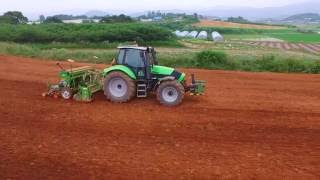 Deutz fahr drilling sorghum sudan grass with amazone 도이치파 아마존 수단그라스 줄파종 [upl. by Furmark]