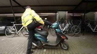 Politie Zeeland laat zien hoe je een scooter steelt [upl. by Studley]