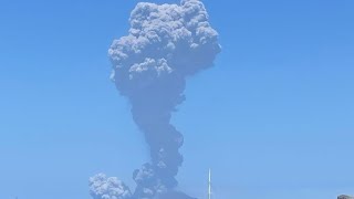 Gewaltiger Ausbruch  Stromboli erzeugt riesige Eruptionswolke [upl. by Patrica74]