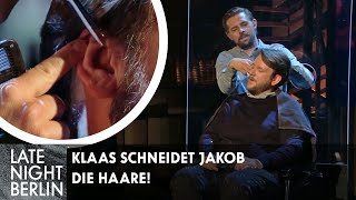 Klaas schneidet Jakob die Haare Friseursalon HeuferUmlauf  Late Night Berlin  ProSieben [upl. by Noiz204]