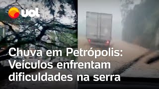 Chuvas em Petrópolis causam alagamento e carros se locomovem com dificuldade na serra [upl. by Atrim613]