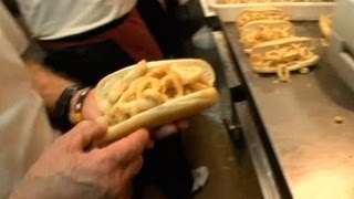 Bocadillo de calamares en la Plaza Mayor de Madrid un clásico gastronómico [upl. by Higgins714]