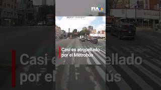 Motociclista ignoró el semáforo en rojo y casi es atropellado por el Metrobús [upl. by Kina]