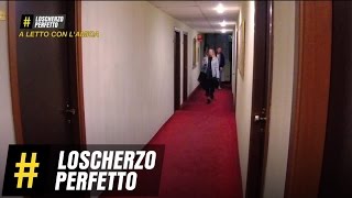 Lo scherzo perfetto  A letto con lamica [upl. by Ennovihc]