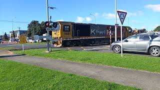 Hewletts Road level crossing in Mt Maunganui Tauranga [upl. by Yrrap]