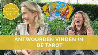 Tarotkaarten leggen Wat is het En hoe geeft het je antwoorden Sanny zoekt Geluk [upl. by Proudlove]