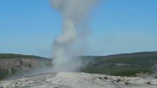 Geysir Old Faithful dampft im Yellowstone Nationalpark [upl. by Drooff]