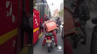 Domiciliario de Rappi le ayuda a un usuario a recuperar su maleta en un bus de Transmilenio [upl. by Eirot]