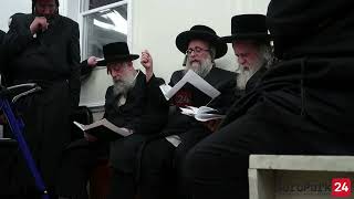 Hundreds attend a rare chalitzah ceremony at the Karlsbuger Beis Din [upl. by Oeramed]