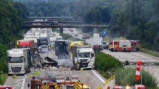 Horrorunfall auf A2 bei Burg fordert 2 Tote  LKWs brennen  Gasflaschen explodieren [upl. by Atiuqel]