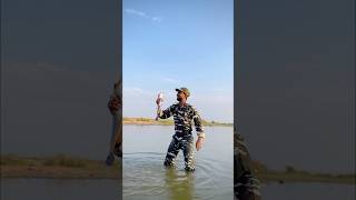 बेज़ुबान जानवर को छोड़ा बच्चे ने पानी में 🐟🇮🇳 army indianarmy shortsfeed fish army trending [upl. by Granthem49]