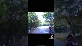 【ドラレコ映像】大事故寸前 対向車線からバイクが…… [upl. by Aihsilef777]