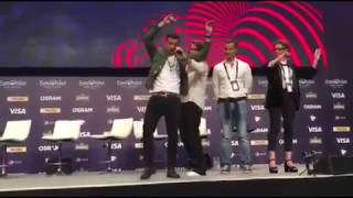 Francesco Gabbani teaches the Occidentalis Karma dance routine [upl. by Cameron]