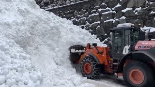 Il video delle operazioni di sgombero della neve caduta con la valanga a Gressoney [upl. by Tigges]