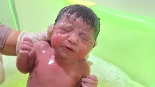 baby first bath 🛁 babyfirstbreath [upl. by Huff]