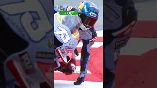 Почему гонщики MotoGP касаются краев поворота [upl. by Assennav642]