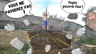 FAIRE UN MUR EN PIERRE  Je reconstruis un mur de soutènement [upl. by Ellesig992]