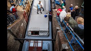 Boot muurvast in Monstersche Sluis in Maassluis [upl. by Aciretahs136]