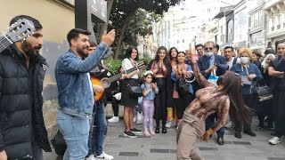 Kadın Öyle bir Oynadıki Taksim Sallandı Sokak Sanatçıları Şarkı Söylerken Kadın Birden Ortaya Çıktı [upl. by Spain]