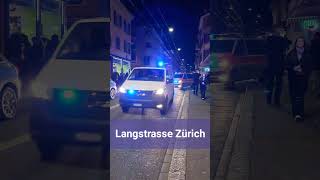 Zwei Polizeifahrzeuge mit BlaulichtEinsatz an der Langstrasse Stadt Zürich Schweiz 2023  shorts [upl. by Gemma892]